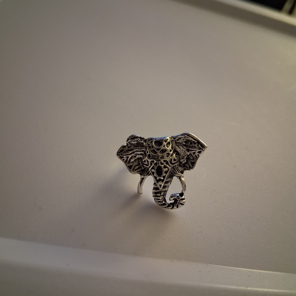 Elegant Silver Tone Elephant Ring